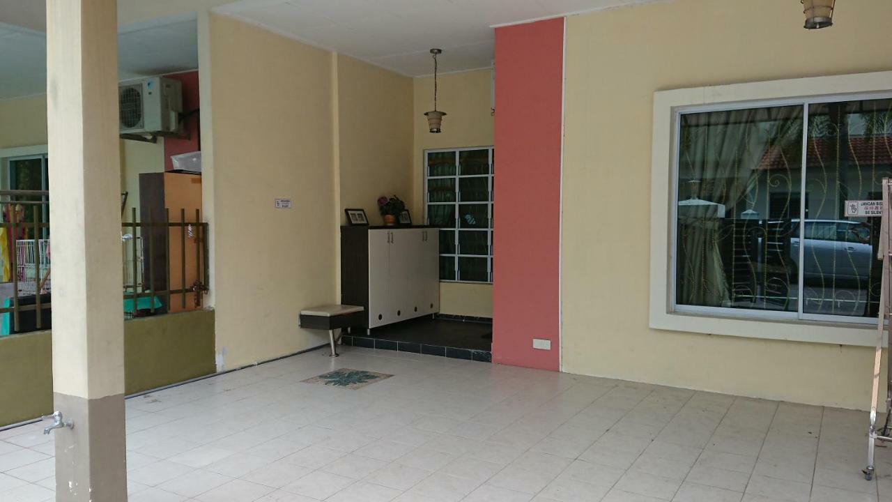 Homestay Bandar Putra Kulai Exterior photo